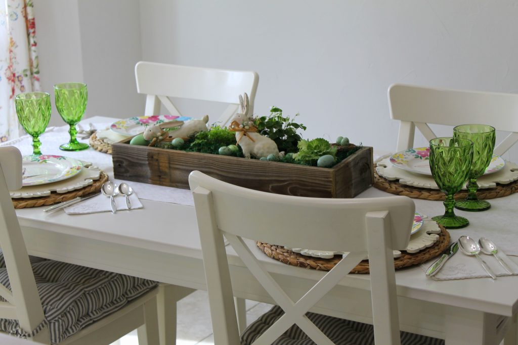 A Spring Tablescape for the Breakfast Nook