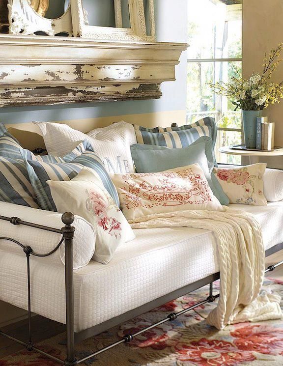A Daybed In The Sunroom Decor To Adore
