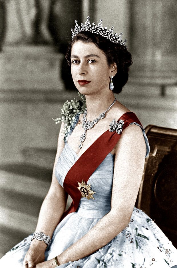 A portrait of the queen wearing the girls of great britain and ireland tiara: 