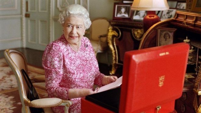 The Queen with the red box in new official photo 