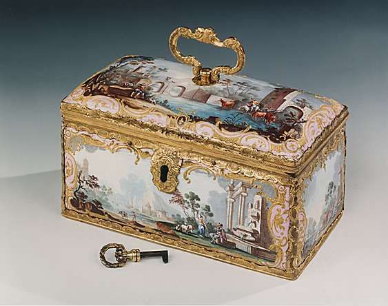 A RARE GEORGE III FITTED ENAMEL TEA CASKET Circa: 1770: 