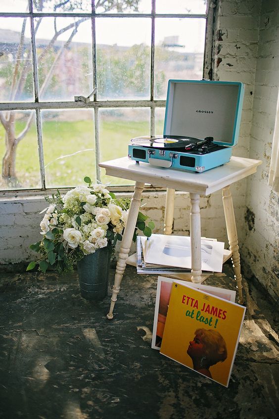 Vintage record player with flowers | K&S Snapshots | see more on: http://burnettsboards.com/2015/03/sunday-kind-love-brunch-wedding-editorial/: 