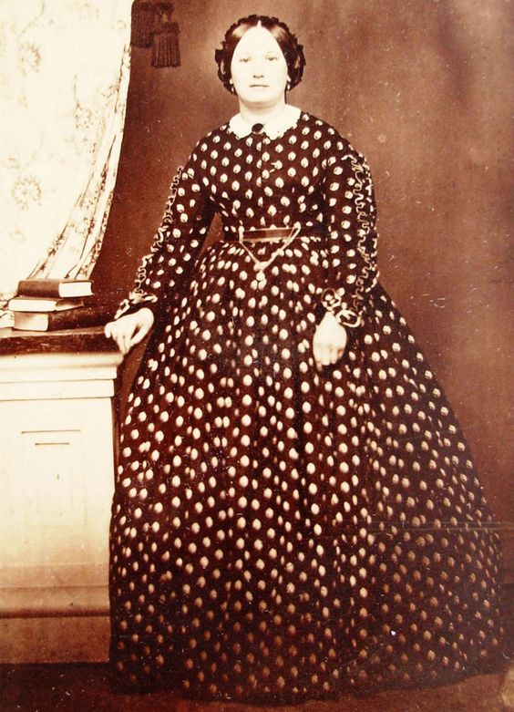 CIVIL WAR ERA CDV PHOTO OF YOUNG WOMAN IN LOVELY CALICO HOOP DRESS POTTSVILLE PA 