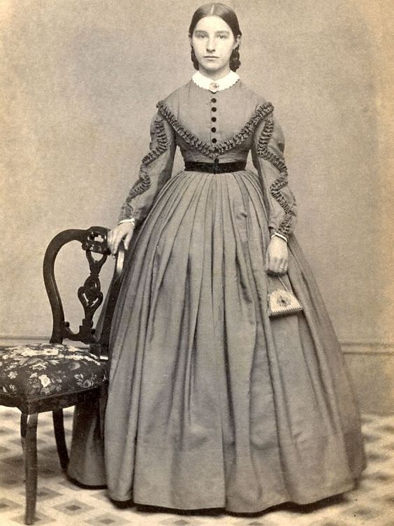 Dress and small reticule. Clearly-defined ruched or pleated trim.