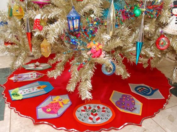 Make a no-sew, retro-style felt Christmas tree skirt