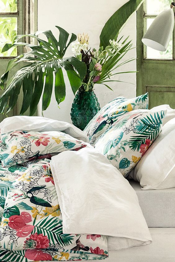 Give your bedroom a summer update with tropical prints that will brighten your space and lift your mood. | H&M Home: 